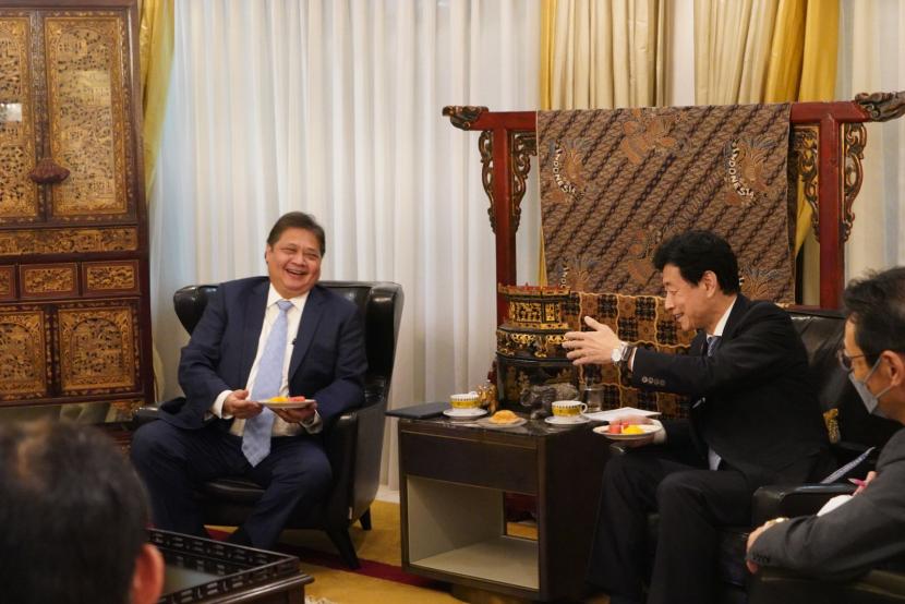 Menteri Koordinator Bidang Perekonomian Airlangga Hartarto (kiri) bersama Menteri Energi, Perdagangan dan Industri Jepang (METI) Nishimura Yasutoshi (kanan) saat pertemuan di Jakarta, Sabtu (3/9/2022). 
