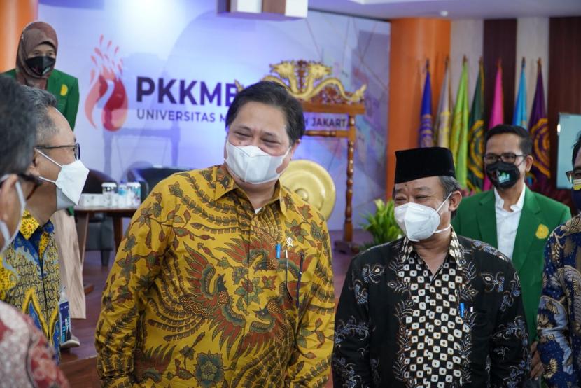 Menteri Koordinator Bidang Perekonomian Airlangga Hartarto (kiri) bersama Sekretaris Umum PP Muhammadiyah Abdul Mu'ti (kanan) saat pembukaan PKKMB Universitas Muhammadiyah Jakarta (UMJ), di Tangerang Selatan, Rabu (15/9).