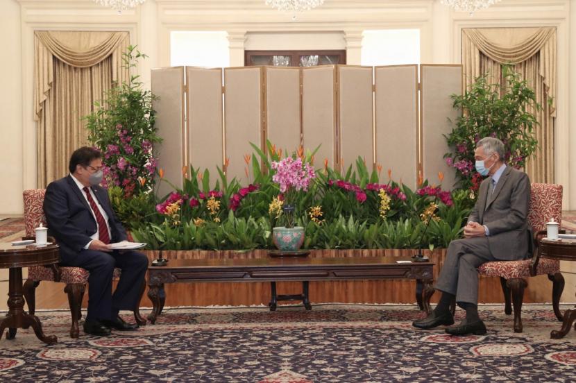 Menteri Koordinator Bidang Perekonomian Airlangga Hartarto (kiri) saat bertemu dengan Perdana Menteri Singapura Lee Hsien Loong (kanan) di Singapura, Selasa (13/7). 