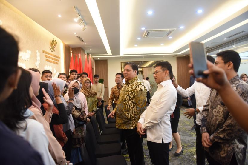 Menteri Koordinator Bidang Perekonomian Airlangga Hartarto melepas 30 mahasiswa yang akan magang di Hungaria, Senin (12/6/2023). 