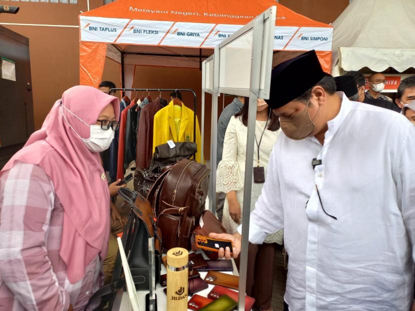Menteri Koordinator Bidang Perekonomian, Airlangga Hartarto, melihat produk kerajinan kulit di Kabupaten Garut, Kamis (21/4/2022). 
