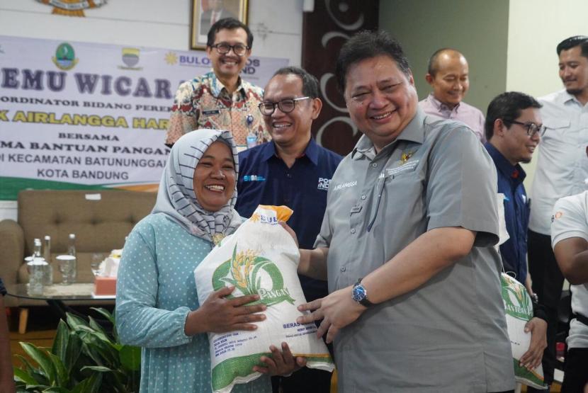 Menteri Koordinator Bidang Perekonomian Airlangga Hartarto membagikan bantuan beras 10 kg kepada masyarakat di Kecamatan Batununggal, Bandung, Jawa Barat, Jumat (19/1/2024).