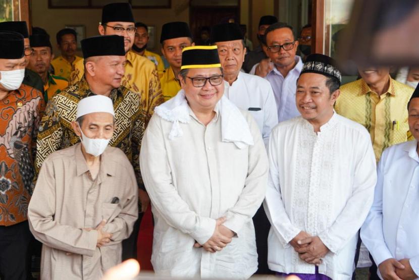 Menteri Koordinator Bidang Perekonomian Airlangga Hartarto mendapat sambutan meriah saat mengunjungi Pondok Pesantren Nurul Jadid, di Paiton, Probolinggo, Rabu (14/9/2022).