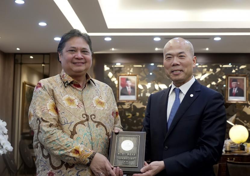 Menteri Koordinator Bidang Perekonomian Airlangga Hartarto menemui CEO Huayou Cobalt Co., Ltd Chen Xuhua di Kantor Kemenko pada Rabu (14/6/2023).