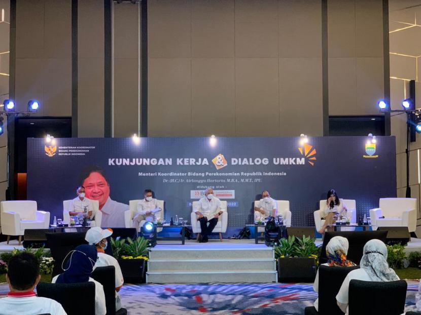 Menteri Koordinator Bidang Perekonomian Airlangga Hartarto mengadakan dialog secara virtual dengan  para pelaku UMKM di Kota Bandung, Jawa Barat, Selasa (15/3/20223). 
