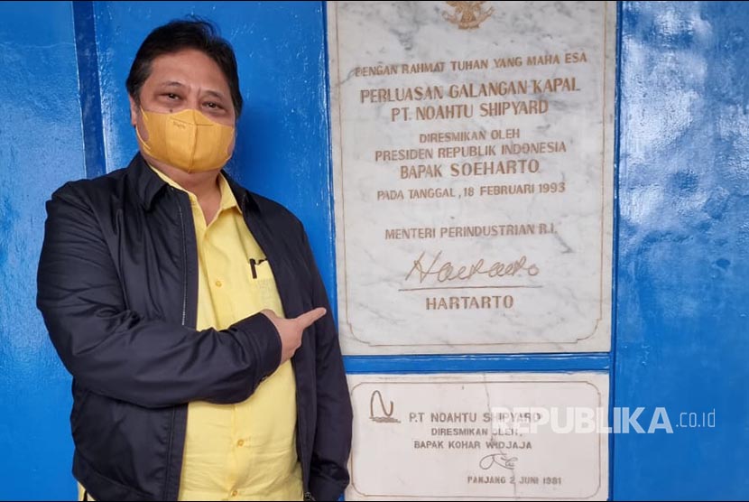 Menteri Koordinator Bidang Perekonomian Airlangga Hartarto meninjau KRI Teluk Palu-523 di Lampung, Sabtu (12/2/2022). Dalam kunjungan itu, Airlangga disambut oleh para awak kapal KRI Teluk Palu.