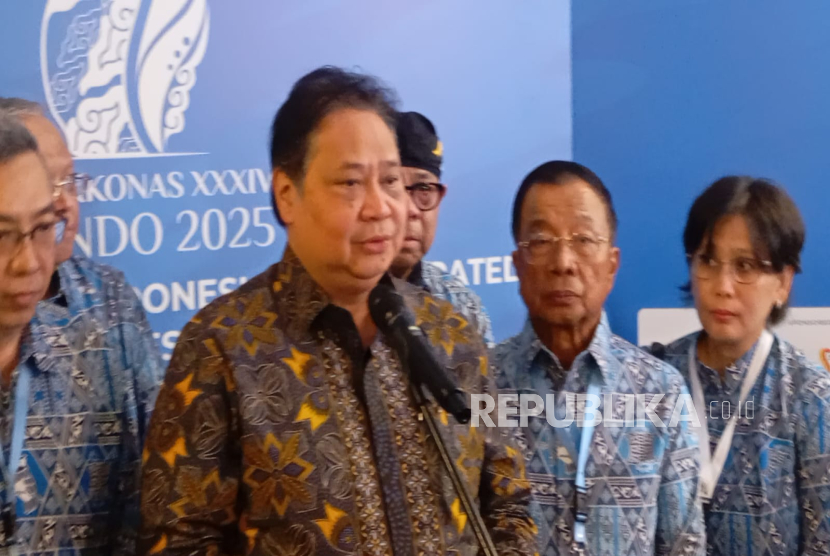 Menteri Koordinator bidang Perekonomian Airlangga Hartarto menjelaskan terkait pertumbuhan ekonomi Indonesia di kuartal kedua tahun 2025 di rapat kerja dan konsultasi nasional Apindo di Kota Bandung, Selasa (5/8/2025). 