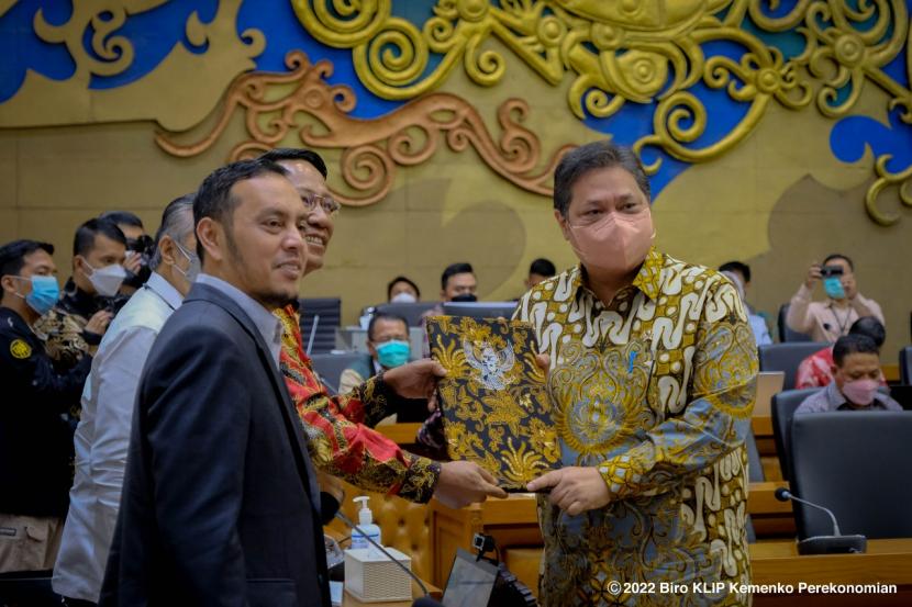 Menteri Koordinator Bidang Perekonomian Airlangga Hartarto (kanan) menyerahkan DIM RUU Pembentukan Peraturan Perundang-undangan (PPP) kepada Badan Legislasi DPR, Kamis (7/4/2022). 