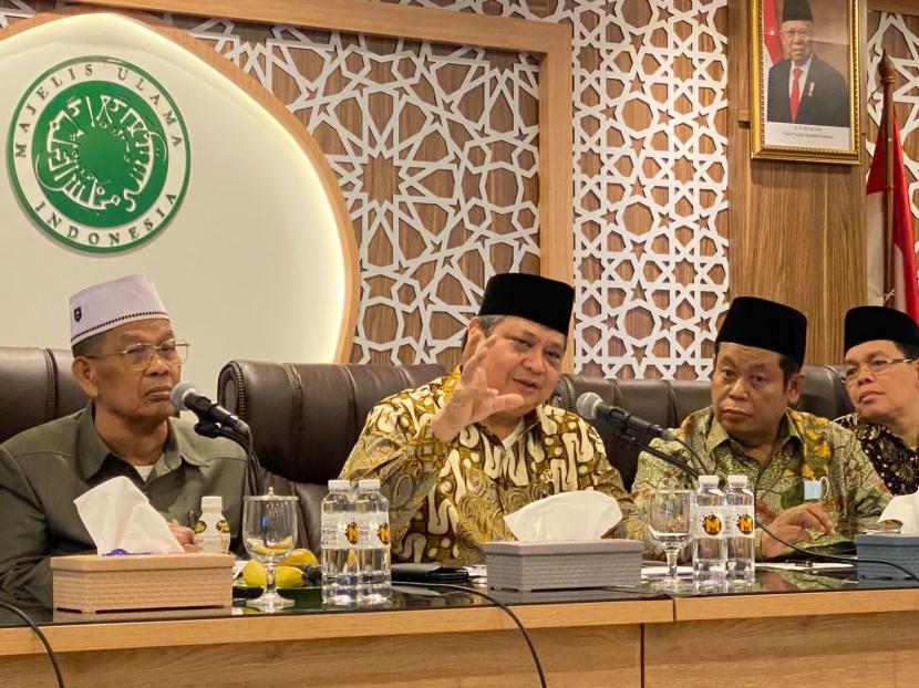 Menteri Koordinator Bidang Perekonomian Airlangga Hartarto saat bersilaturahim dengan Majelis Ulama Indonesia (MUI) di Kantor MUI, Selasa (11/10/2022).