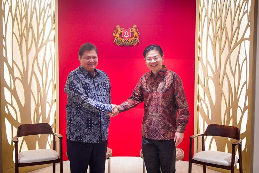 Menteri Koordinator Bidang Perekonomian Airlangga Hartarto (kiri) saat bertemu Menteri Keuangan Singapura Lawrence Wong (kanan) di Singapura, Selasa (30/8/2022). 