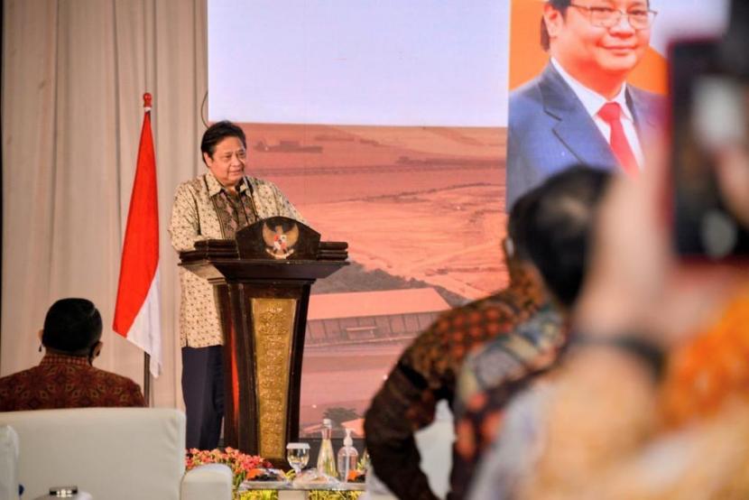 Menteri Koordinator Bidang Perekonomian Airlangga Hartarto memberi pidato saat groundbreaking proyek perluasan PT Smelting di Gresik, Jawa Timur, Sabtu (19/2/2022).