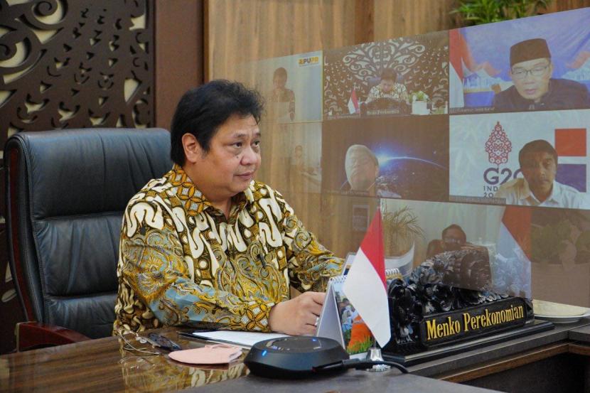 Menteri Koordinator Bidang Perekonomian Airlangga Hartarto saat memimpin rapat koordinasi percepatan pembangunan wilayah Provinsi Jawa Barat bersama Gubernur Jawa Barat Ridwan Kamil, Rabu (11/5/2022).