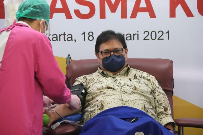 Menteri Koordinator Bidang Perekonomian Airlangga Hartarto saat mendonorkan plasma darahnya untuk pasien positif Covid-19 di Jakarta, Senin (18/1).