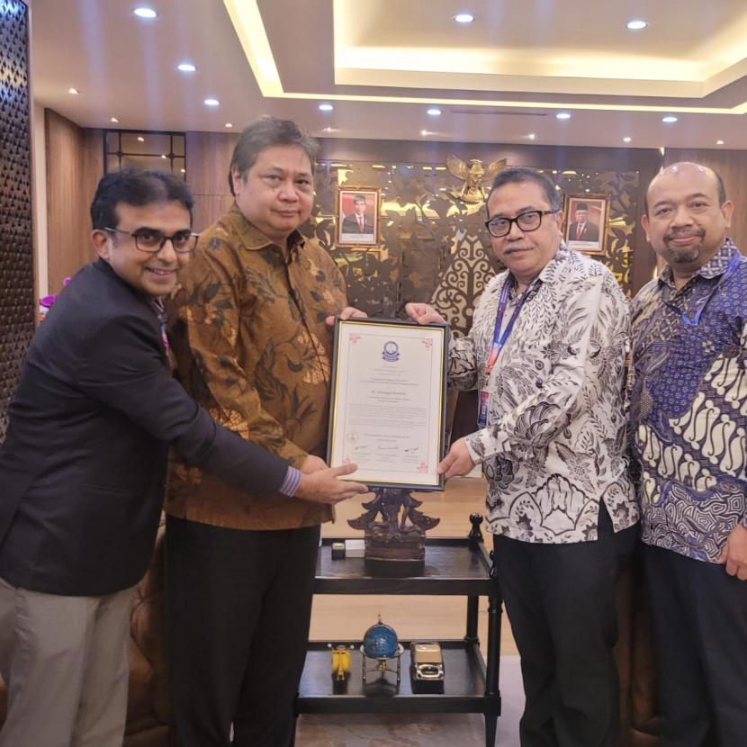 Menteri Koordinator Bidang Perekonomian Airlangga Hartarto (kedua kiri) saat menerima secara fisik penghargaan Priyadarshni Academy 2021, Kamis (20/10/2022). 