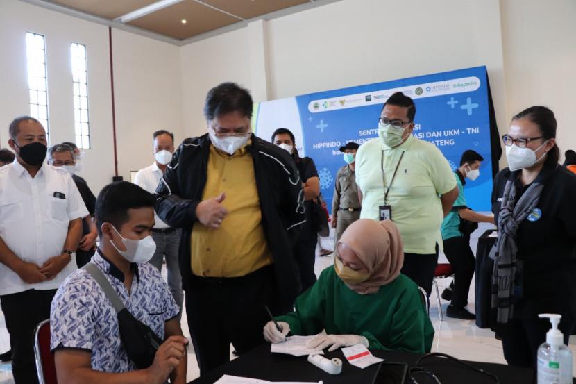 Menteri Koordinator Bidang Perekonomian Airlangga Hartarto (tengah) saat meninjau pelaksanaan vaksinasi di Sentra Vaksinasi De