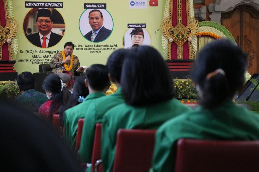 Menteri Koordinator Bidang Perekonomian Airlangga Hartarto berbicara di depan mahasiswa Universitas Mahasaraswati Denpasar, Jumat (17/12).