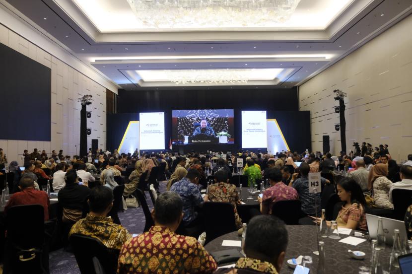 Menteri Koordinator Bidang Perekonomian Airlangga Hartarto, saat menyampaikan keynote speech secara virtual dalam acara Indonesia Special Economic Zone Forum 2023 di Surabaya.
