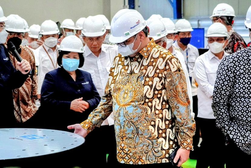 Menteri Koordinator Bidang Perekonomian Airlangga Hartarto saat meresmikan pabrik Lead Rubber Bearing (LRB) PT Magdatama Multi Industri (MIM), Senin (30/1/2023). 