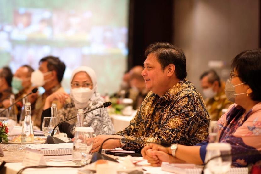 Menteri Koordinator Bidang Perekonomian Airlangga Hartarto (kedua kanan) saat Pertemuan Tingkat Menteri ke-9 Dewan Negara Produsen Minyak Sawit (CPOPC) di Jakarta, Sabtu (4/12).