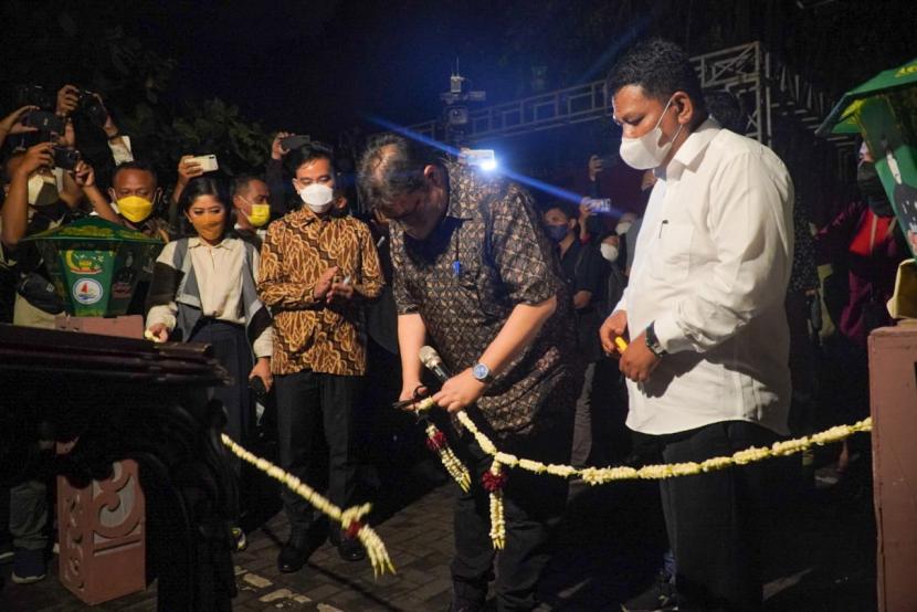 Menteri Koordinator Bidang Perekonomian Airlangga Hartarto (tengah) didampingi Wali Kota Solo Gibran Rakabuming Raka saat meresmikan Pusat Wedangan Demang Toenthoer di Solo, Jawa Tengah, Kamis (24/3/2022). 