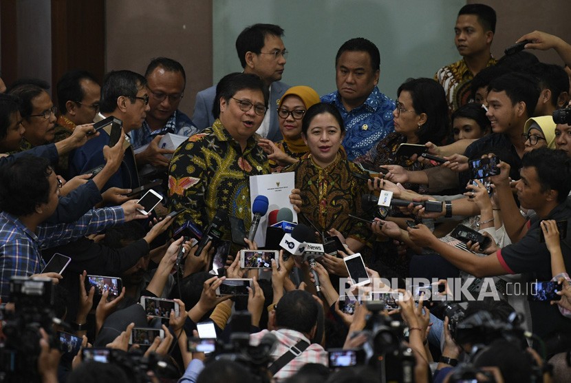 Menteri Koordinator Bidang Perekonomian Airlangga Hartarto (tengah) menyerahkan surat presiden (surpres) tentang Rancangan Undang-undang (RUU) Cipta Kerja kepada pimpinan DPR Puan Maharani di Kompleks Parlemen Senayan, Jakarta, Rabu (12/2/2020).