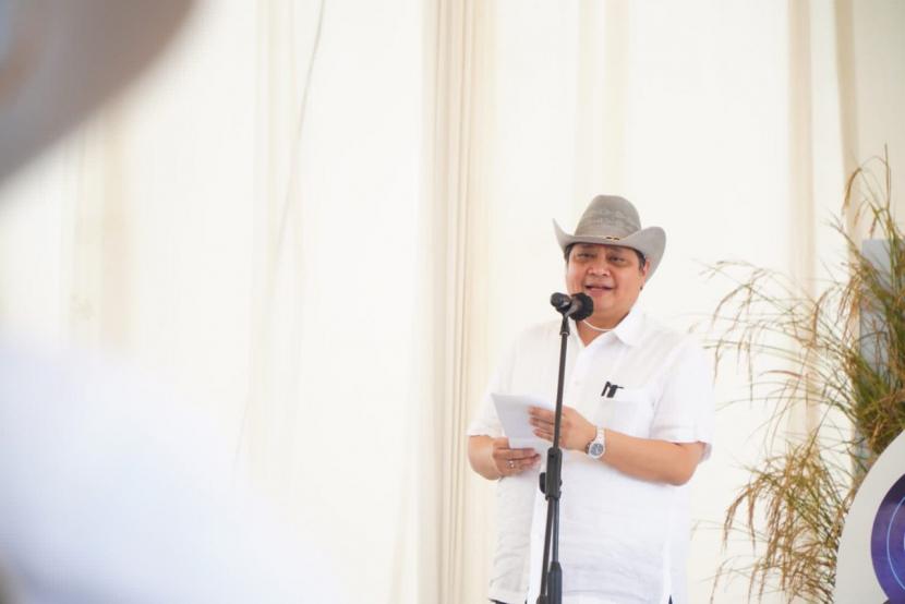 Menteri Koordinator Bidang Perekonomian Airlangga Hartarto usai panen perdana Padi Gogo di Kabupaten Tulang Bawang Barat, Provinsi Lampung, Sabtu (12/2/2022).