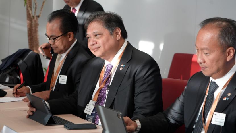 Menteri Koordinator Bidang Perekonomian Airlangga Hartarto (tengah). Airlangga menilai, kunci perekonomian pada 2023 yaitu kestabilan politik.