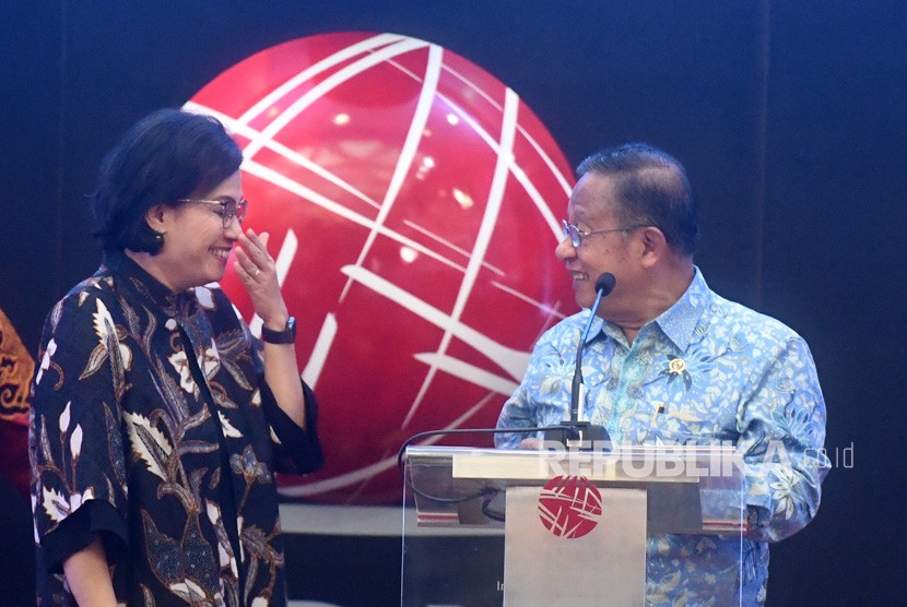 Menteri Koordinator Bidang Perekonomian Darmin Nasution (kanan) berbincang dengan Menteri Keuangan Sri Mulyani (kiri) saat pembukan perdagangan 2019 di Bursa Efek Indonesia, Jakarta, Rabu (2/1/2019).