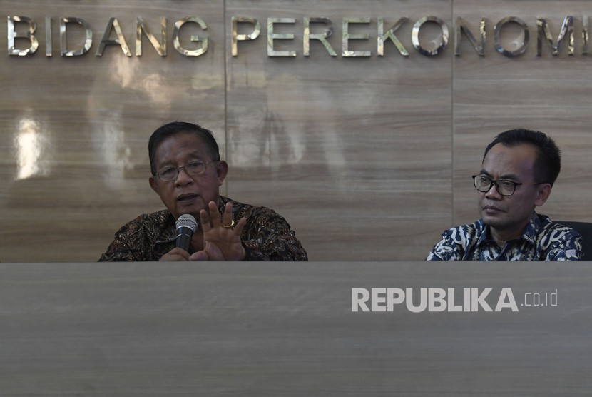 Menteri Koordinator Bidang Perekonomian Darmin Nasution (kiri)