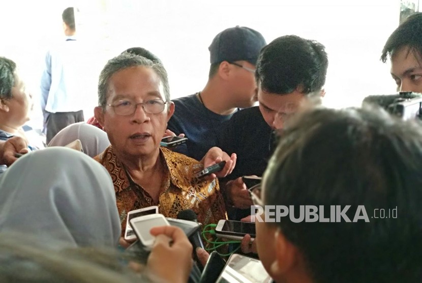 Menteri Koordinator Bidang Perekonomian Darmin Nasution memberikan pernyataan terkait angka inflasi April 2018 yang baru dikeluarkan Badan Pusat Statistik (BPS) di Gedung Kemenko, Rabu (2/5). 