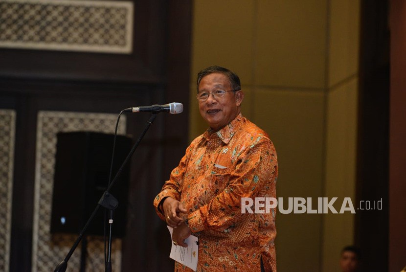 Menteri Koordinator Bidang Perekonomian Darmin Nasution saat  memberikan sambutan pada acara Cho-choc Tea Night and Fun yang merupakan  rangkaian acara Seminar Pupuk dan Mekanisasi di Perkebunan yang diadakan  oleh PT Riset Perkebunan Nusantara (RPN) di Jakarta, Kamis (4/4). 