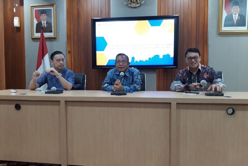 Menteri Koordinator Bidang Perekonomian Darmin Nasution (tengah) bersama Kepala Badan Koordinasi Penanaman Modal (BKPM) Thomas Lembong 