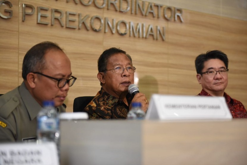 Menteri Koordinator Bidang Perekonomian Darmin Nasution (tengah) dalam konferensi pers di Kantor Kemenko Perekonomian, Jakarta, Senin (25/2). Darmin menyebutkan tiga komitmen pemerintah untuk memperbaiki harga karet alam. 