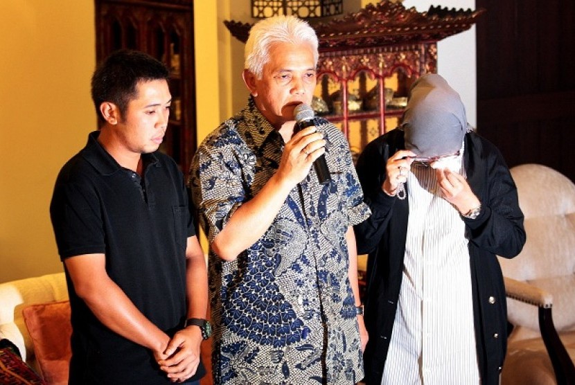 Menteri Koordinator Bidang Perekonomian Hatta Rajasa (tengah) bersama istrinya Okke Rajasa (kanan) memberikan keterangan terkait kecelakaan yang dialami oleh putranya Muhammad Rasyid Amirullah Rajasa di kediamannya, Jakarta, Selasa (1/1) malam.