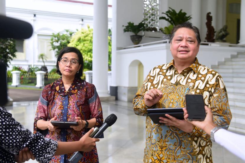 Menteri Koordinator Bidang Perekonomian Indonesia Airlangga Hartarto (kanan) bersama Menteri Keuangan Sri Mulyani  (kiri) usai mendampingi Presiden Joko Widodo menemui Direktur IMF di Istana Bogor, Ahad (17/7/2022). 