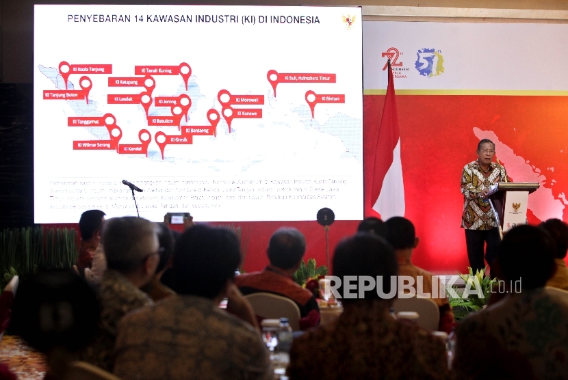   Menteri Koordinator Bidang Perekonomian selaku Kepala Dewan Nasional Kawasan Ekonomi Khusus (KEK) Darmin Nasution saat memaparkan pandangannya dalam acara KEK: Tinta Kemerdekaan Dari Pinggiran di Jakarta, Selasa (1/8). 