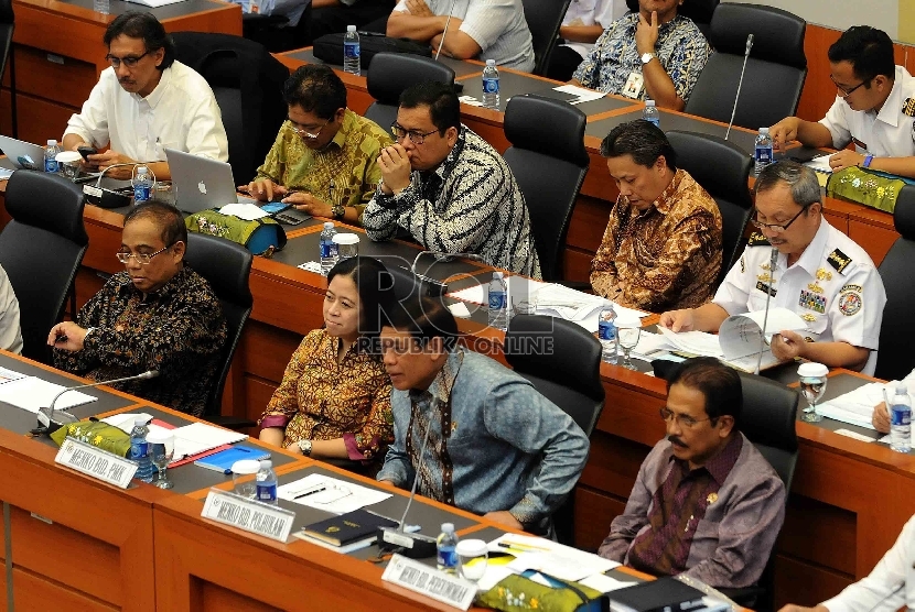 Menteri Koordinator Bidang Perekonomian Sofyan Djalil (kanan), Menteri Koordinator Bidang Politik, Hukum dan Keamanan Tedjo Edhi Purdijatno (kedua kanan), Menteri Koordinator Bidang Pembangunan Manusia Puan Maharani (kedua kiri), dan Menteri Koordinator Ke