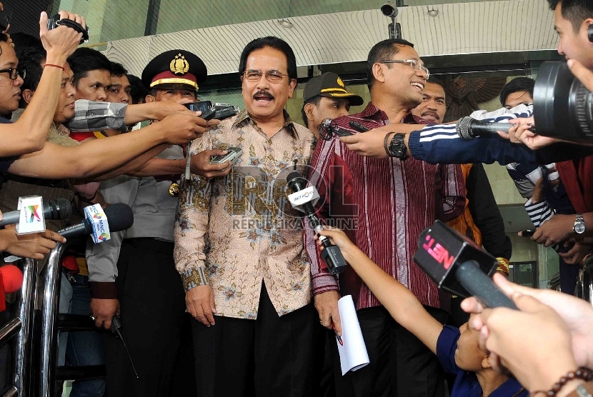 Menteri Koordinator bidang Perekonomian Sofyan Djalil (kiri) serta Menteri Perindustrian Saleh Husin (kanan) menjawab pertanyaan wartawan usai melakukan diskusi dengan pimpinan KPK di Gedung KPK, Jakarta, Kamis (19/3).