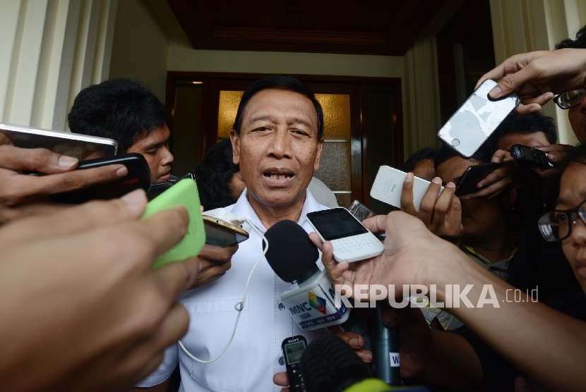   Menteri Koordinator bidang Politik Hukum dan Keamanan (menkopolhukam) Wiranto memberikan keterangan kepada awak media mengenai dugaan kepemilikan paspor AS Menteri ESDM di kantor Menkopolhukam, Jakarta, Senin (15/8).