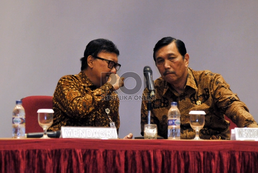 Menteri Koordinator Bidang Politik Hukum dan Keamanan Luhut Binsar Panjaitan (kanan) bersama Menteri Dalam Negeri Tjahjo Kumolo (kiri) berbincang jelang pembukaan Rapat Koordinasi Penanganan Konflik Sosial 2015 di Jakarta, Rabu (16/9). 