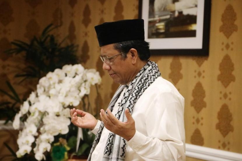 Menteri Koordinator Bidang Politik, Hukum, dan Keamanan, Mahfud MD, melaksanakan shalat id di rumah dinasnya, Kuningan, Jakarta Selatan, Ahad (24/5)