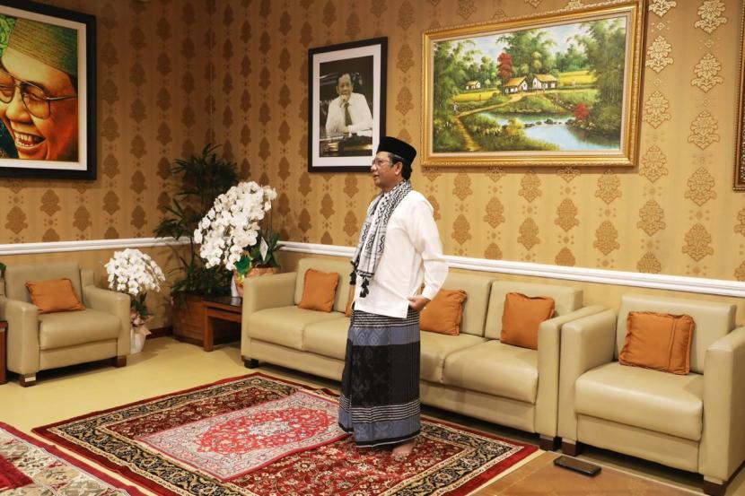 Menteri Koordinator Bidang Politik, Hukum, dan Keamanan, Mahfud MD, melaksanakan shalat id di rumah dinasnya, Kuningan, Jakarta Selatan, Ahad (24/5). 