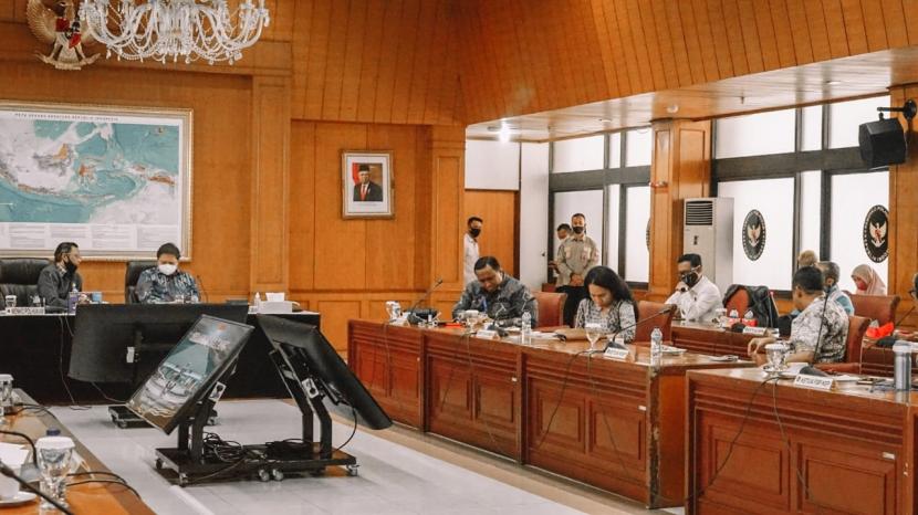 Menteri Koordinator Bidang Politik, Hukum, dan Keamanan, Mahfud MD, mdngundang tokoh buruh untuk membahas RUU Cipta Kerja di Kemenko Polhukam, Jakarta Pusat, Rabu (10/6). 