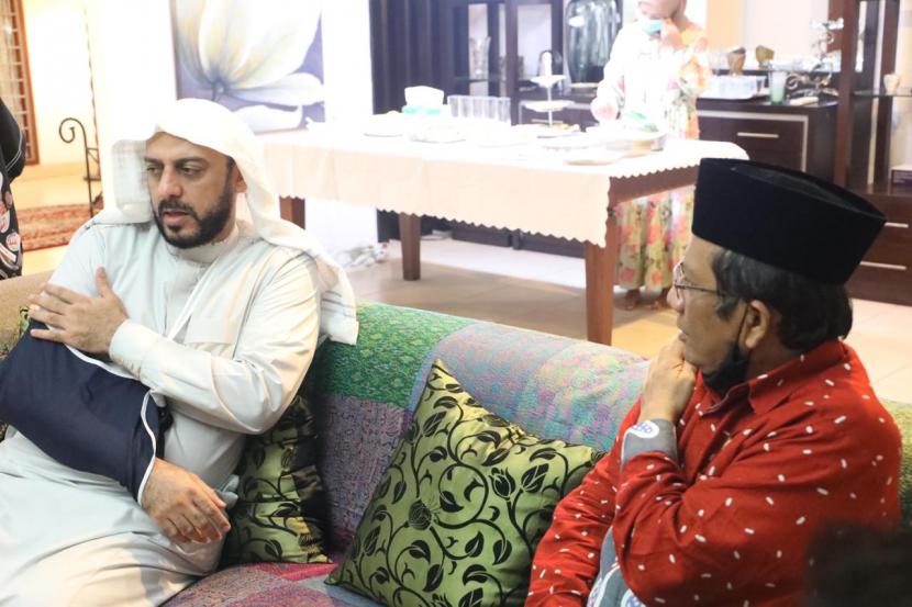 Menteri Koordinator Bidang Politik, Hukum, dan Keamanan, Mahfud MD, menemui Syekh Ali Jaber, Senin (14/9). Syekh Ali Jaber dijaga ketat pascainsiden penusukannya saat berdakwah di Lampung, Ahad (13/9) sore.