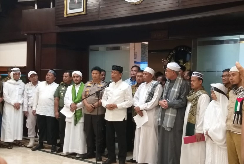 Coordinating Minister for Political and Security Affairs Wiranto receives representatives of 2nd Defend Tawheed rally committee at his office, Jakarta, Friday (Nov 2).  