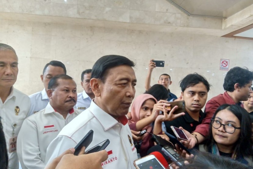 Menteri Koordinator Bidang Politik Hukum dan Keamanan (Menko Polhukam) Wiranto menanggapi kericuhan yang terjadi di Deiyai, Papua Barat, di Komplek Parlemen RI, Jakarta Kamis (29/8).