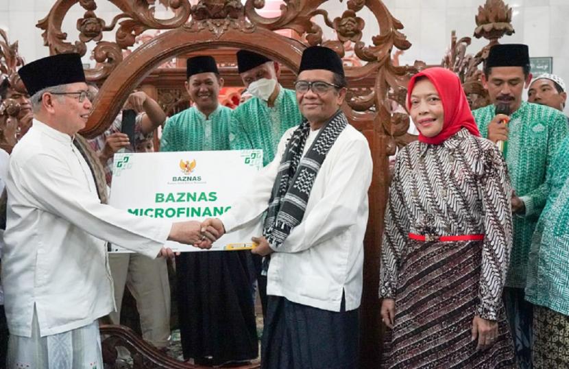 Menteri Koordinator Bidang Politik, Hukum dan Keamanan (Menko Polhukam), Mahfud MD, bersama Badan Amil Zakat Nasional (Baznas) menyerahkan program bantuan Baznas Microfinance Masjid kepada jamaah Masjid Kauman Jawa Tengah, di Kota Semarang, Jumat (18/11/2022).