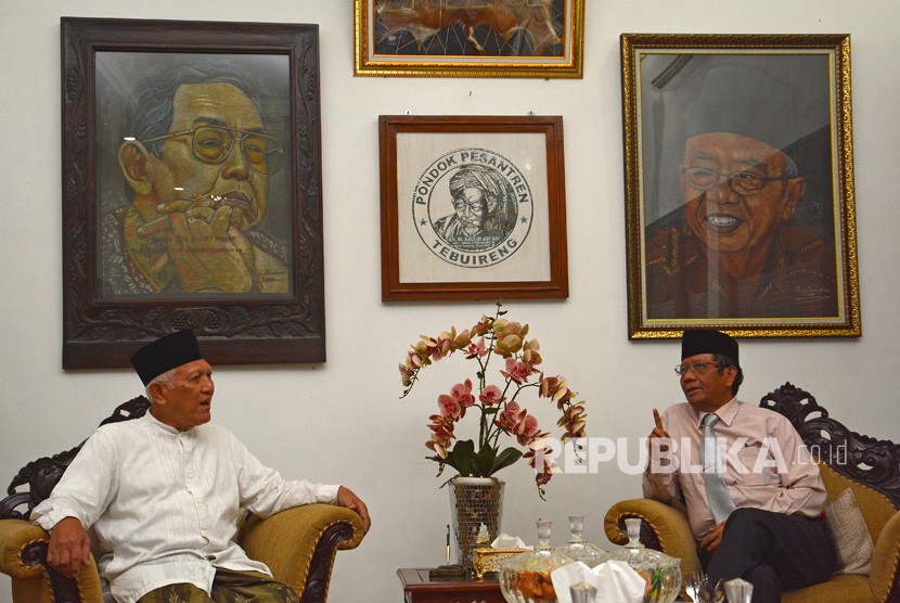 Wakil Pengasuh Pesantren Tebuireng, KH Abdul Hakim Mahfudz atau Gus KIkin (kiri).