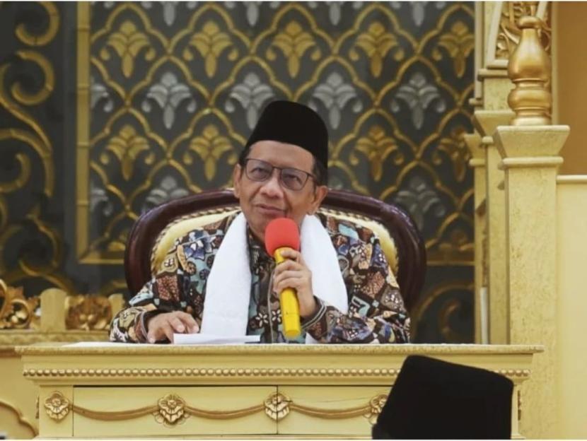 Menteri Koordinator bidang Politik Hukum dan Keamanan (Menkopolhukam) RI Prof Mahfud MD saat menyampaikan pidato di Universitas Bung Hatta, Sumatra Barat, Senin (18/12/2023).