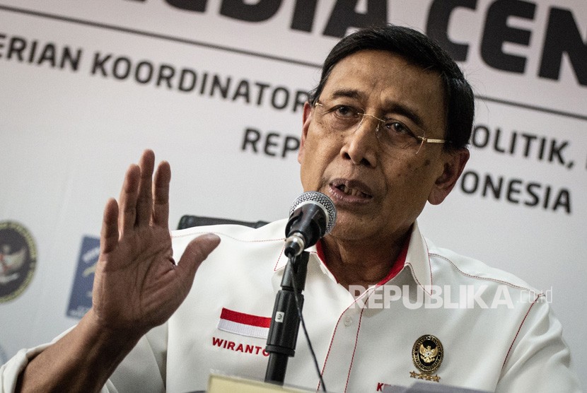 Menteri Koordinator Bidang Politik Hukum dan Keamanan (Menkopolhukam) Wiranto memberikan keterangan pers tentang situasi keamanan terkait penetapan hasil rekapitulasi Pemilu 2019, di Kemenko Polhukam, Jakarta, Selasa (21/5/2019). 